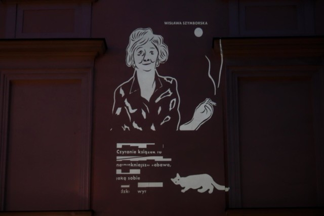Świetlny mural Szymborskiej na ulicy Brackiej