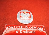 Kraków. Manifestacja "Kartka do Czarnka" pod kuratorium oświaty. Nauczyciele i uczniowie domagają się zmian w systemie szkolnictwa