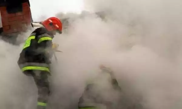 Pożar gasiły cztery zastępy straży pożarnej.