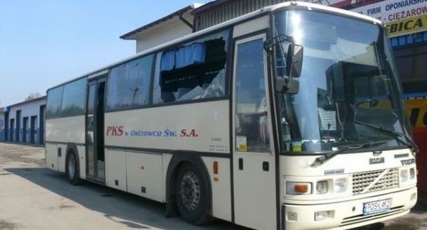 Tak wygląda autobus ostrowieckiego PKS po tym, jak kamieniami obrzucili go kibice w Kielcach.