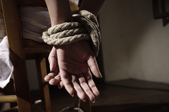 Niestety, większość pokrzywdzonych nie jest świadoma tego, że są ofiarami handlu ludźmi