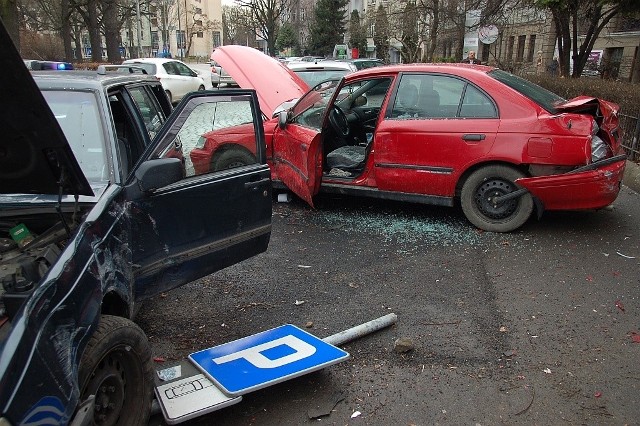 Wypadek na rondzie Powstańców Śląskich, tuż za wlotem ulicy Zaporoskiej na rondo. Volvo wpadło w poślizg na mokrej kostce brukowej i wjechało w zaparkowaną hondę