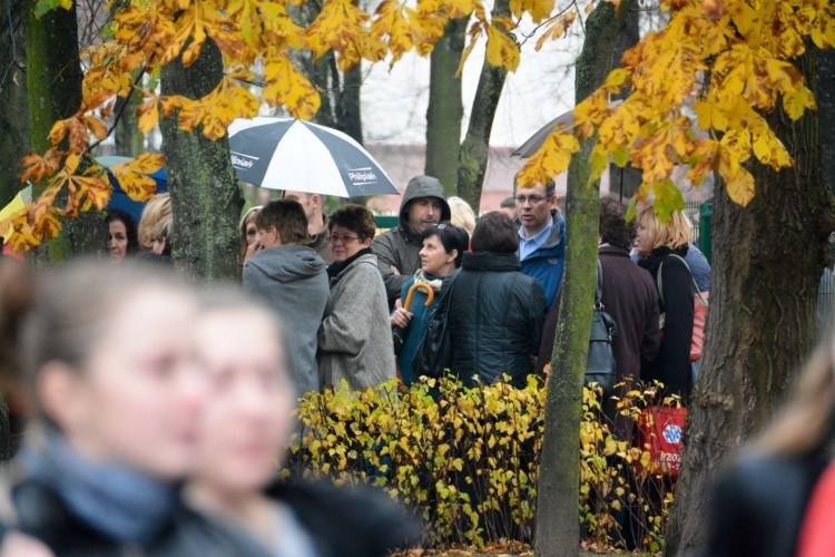 Alarm bombowy w liceach. Ewakuacja szkół w Białymstoku (zdjęcia)