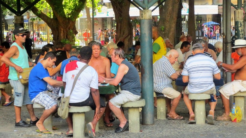 Mieszkańcy Rio de Janeiro uwielbiają przebywać w parkach....