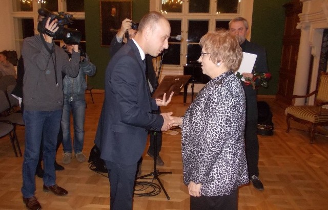 Paweł Bartoszek, Starosta Powiatu Tarnobrzeskiego wręczając nagrodę Dorocie Kozioł życzył dalszych sukcesów.