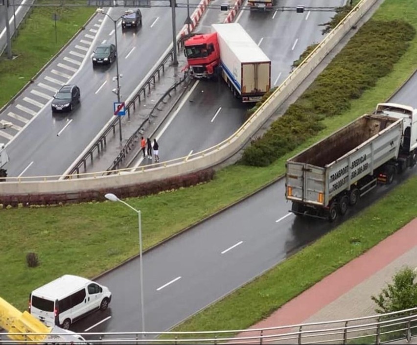 Samochód ciężarowy wjechał w barierki za tunelem w...