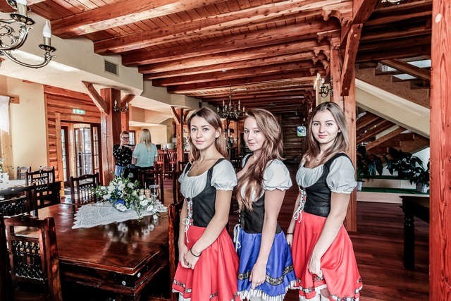 Sympatyczne kelnerki: Patrycja Tymosiak, Marta Dembowska i Alina Potsaliuk z Hotelu Tyrol Restauracja w Osielsku zapewniają, że w ich lokalu można smacznie i dobrze zjeść. Jeśli Państwo też tak uważacie, to głosujcie!
