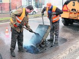 Drogowcy w Koszalinie łatają łaty 