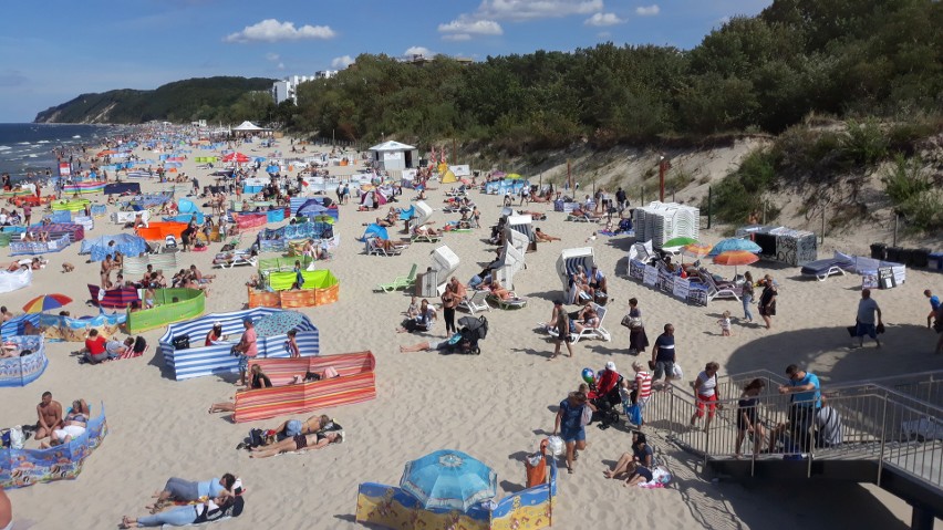 Weekend w Międzyzdrojach. Tłumy na plaży i promenadzie 