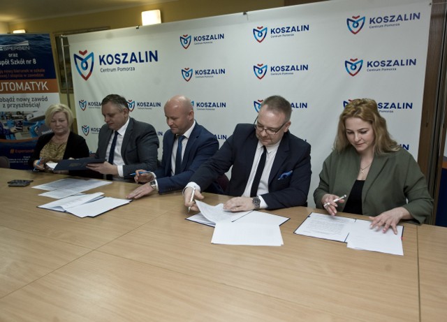 Umowę o współpracy z władzami miasta i dyrekcją szkoły podpisali przedstawiciele spółek Espersen Polska i Espersen Koszalin