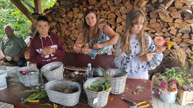 Za nami huczne i radosne Imieniny Borowej Ciotki, które pięknie wybrzmiały w ramach Poplenerowego Kiermaszu Sztuki Ludowej w Zagrodzie Styp-Rekowskich w Płotowie.