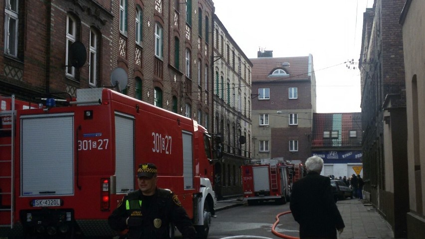 Pożar w Katowicach Zawodziu. Ewakuowano 20 osób. Jedna nie...
