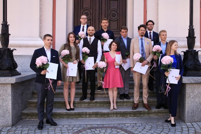 Młodzi naukowcy otrzymali stypendia za swoją działalność naukową w poznańskich uczelniach wyższych.