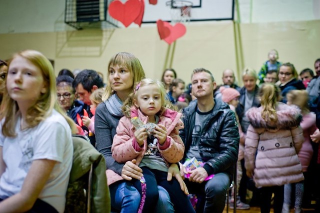 Licytacja w Pruszczu zgromadziła tłum mieszkańców w GOKSiR. Mieszkańców gotowych dzielić się i wspierać akcję WOŚP. Nie dziwne, zatem, że w całej gminie (łącznie z finałem w Serocku) zebrano grubo ponad 30 tys. zł.