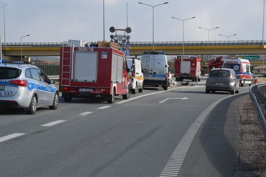 Uwaga kierowcy! Wypadek na trasie S7 w Chęcinach. Jedna osoba została ranna (ZDJĘCIA)