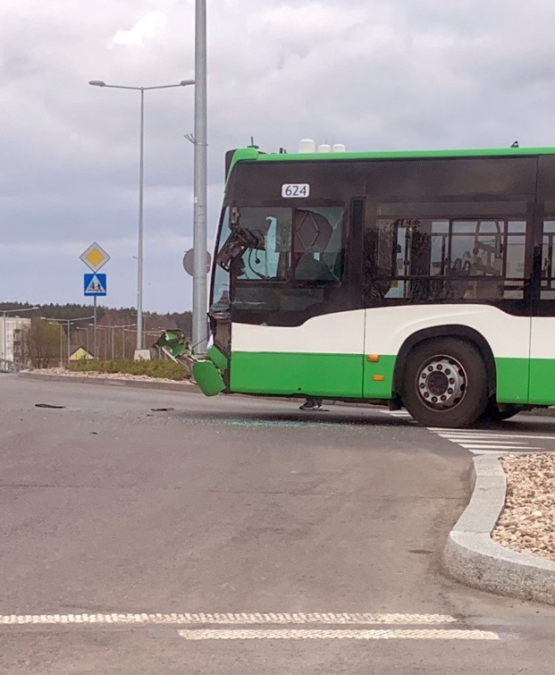 Kolizja autobusu BKM na skrzyżowaniu ul. Popiełuszki i Alei...