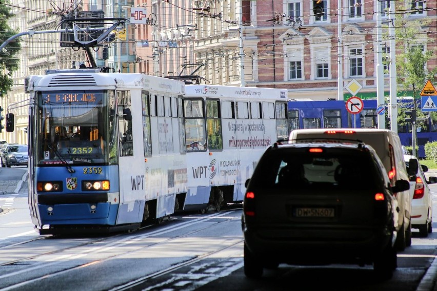 Nowe tramwaje chcą sprzedać Wrocławiowi dwie firmy. Czym będziemy jeździć?