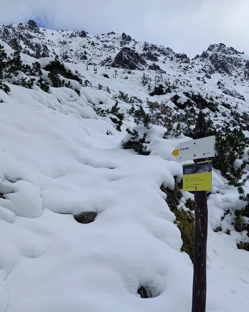 Tatry. W górach zima w pełni. Kto wybiera się w weekend na szlaki, musi uważać [ZDJĘCIA]