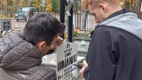 Uczniowie z Hajnówki pamiętają o zmarłych nauczycielach. Sprzątali i odnawiali zaniedbany grób