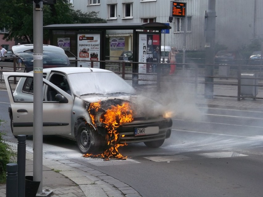 Wrocław: Auto w płomieniach na skrzyżowaniu Pomorskiej i Dubois (FILM, ZDJĘCIA)