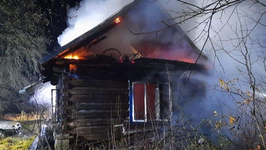 Nocny pożar domu w Borkach. W akcji sześć zastępów straży pożarnej (ZDJĘCIA)