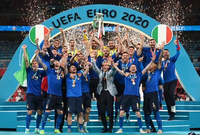 Euro 2020. 1968 rok i 2021 - te lata zapisują się złotymi zgłoskami w historii włoskiej piłki. Italia okazała się w nich najlepsza na Starym Kontynencie. W niedzielę po rzutach karnych okazała się lepsza od Anglii na Wembley. Zobaczcie, jak Włosi cieszyli się z tytułu mistrza Europy.
