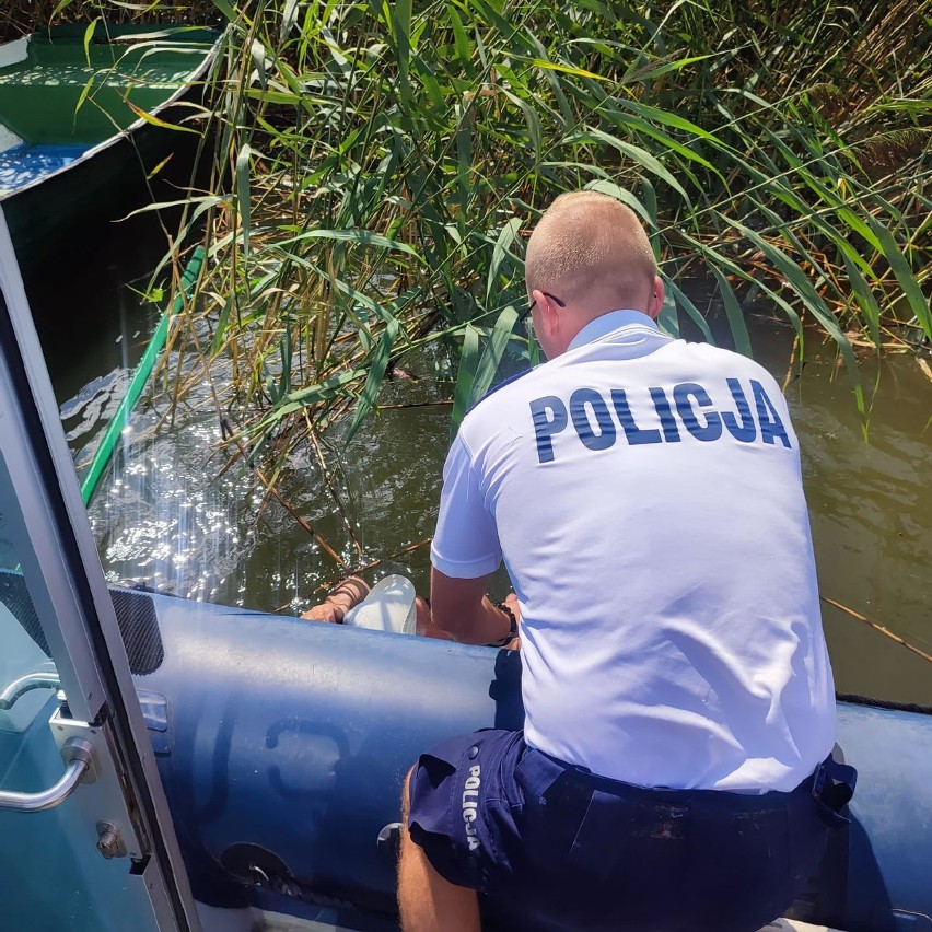 Policyjni wodniacy na jeziorze Necko uratowali mężczyznę 