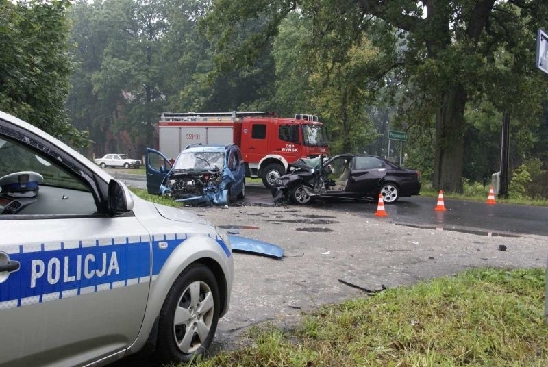 Czołowe zderzenie w Ryńsku. Trzy osoby w szpitalu