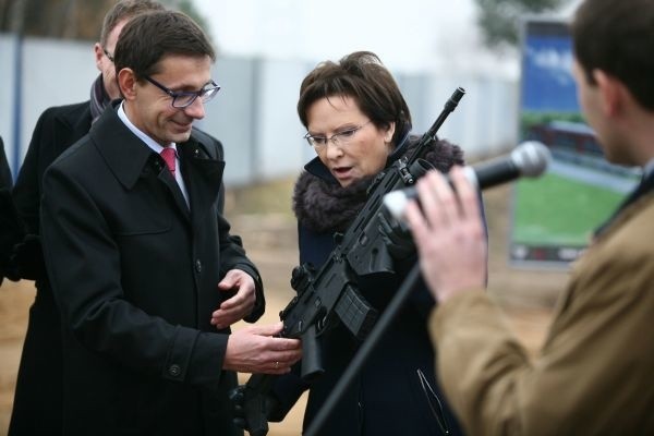 Minister skarbu Mikołaj Budzanowski oraz Marszałek Ewa Kopacz z zaciekawieniem oglądają "msbs"-a, broń XXI wieku, która ma być produkowana w nowej fabryce.