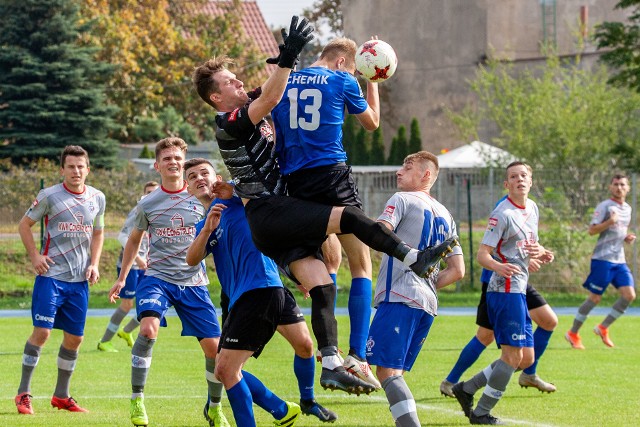 W 9. kolejce IV ligi w derby Bydgoszczy Budowlany KS zremisował z Chemikiem Moderatorem 2:2. Dla BKS gole strzelili Jan Chachuła (21) i Szymon Dusza (84), dla Chemika bramki zdobyli Bartosz Czyżewski (3) i Paweł Michalski (34). Na kolejnych stronach zdjęcia z meczuWideo. Bramki z meczu Włocłavii - Pogoń Mogilno 1:2