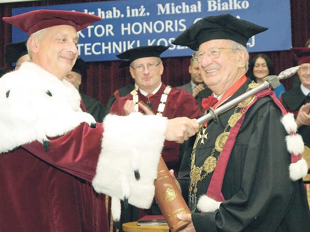 Profesor Michał Białko (po prawej) nie krył radości, gdy otrzymał z rąk rektora Tomasza Krzyżyńskiego tytuł doktora honoris causa Politechniki Koszalińskiej. 