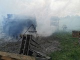Pożar w Łękach. Palił się drewniany domek w sąsiedztwie grilowiska 