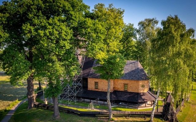 Modrzewiowa świątynia pw. św. Bartłomieja Apostoła w Porębie Wielkiej (gm. Oświęcim) odzyskuje blask dzięki pracom konserwatorsko-restauratorskim