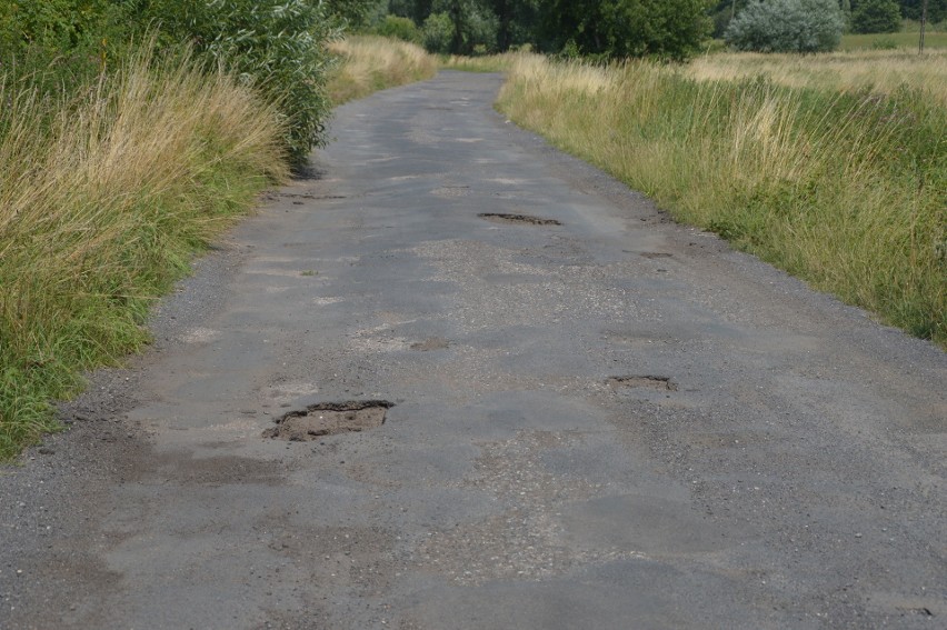 Przebudowa drogi w Bobrownikach w gminie Chociwel. Mieszkańcy wkrótce doczekają się drogi bez dziur [ZDJĘCIA]