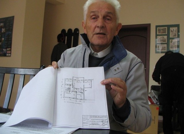 Jan Bukowski pokazuje dokumenty, z których wynika, że źle zmierzono jego mieszkanie.