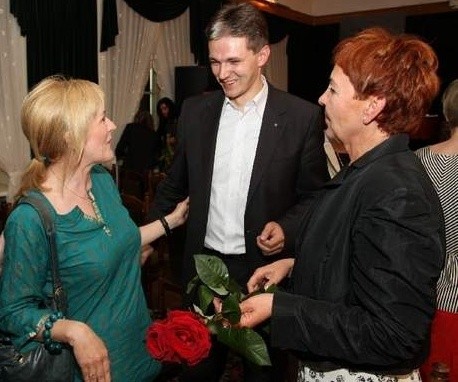 Marzena Sobala (pierwsza z prawej) w towarzystwie marszałka Adama Jarubasa odbiera gratulacje.