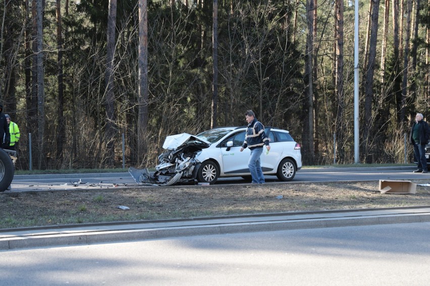 Białystok: Wypadek na wlocie od Augustowa. Zderzenie samochodu z ciężarówką [zdjęcia]