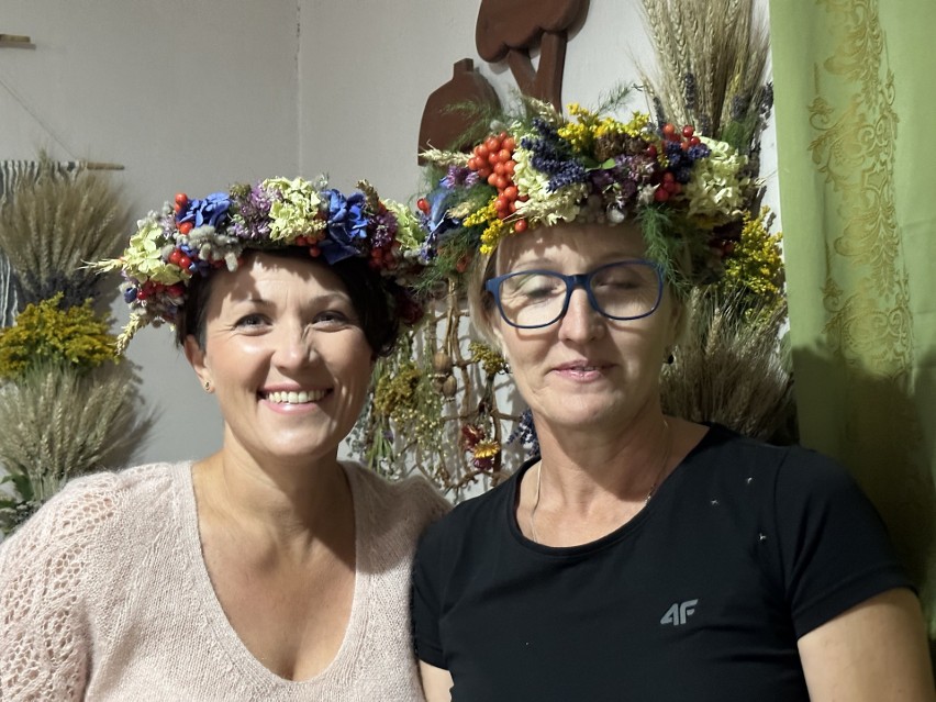 Mieszkańcy wsi Postronna kultywują tradycję wicia dożynkowego wieńca i ziołowych wianków. Zobacz zdjęcia i film 