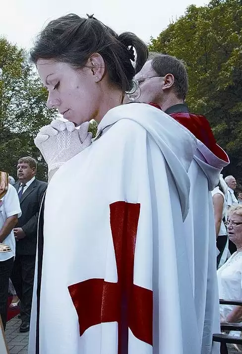 W Polce białe płaszcze z czerwonymi krzyżami nosi 25 osób, w tym dwie kobiety. Kultywują tradycje templariuszy, ale zamiast chronić pielgrzymów, zajmują się działalnością charytatywną.