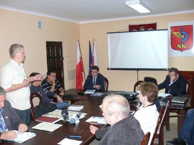 Mirosław Paduch (na zdjęciu stoi) i członkowie stowarzyszenia Miłośnicy Dolnej Kamiennej są mocno skłóceni z władzami miasta. Ostatnie spotkanie miało doprowadzić do zgody, ale nic z tego nie wyszło.
