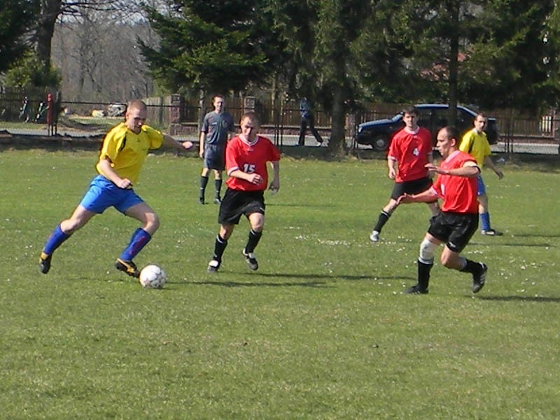 Pilkarze Zacisza (czerwone koszulki) pokonali 3-1 rywala z...