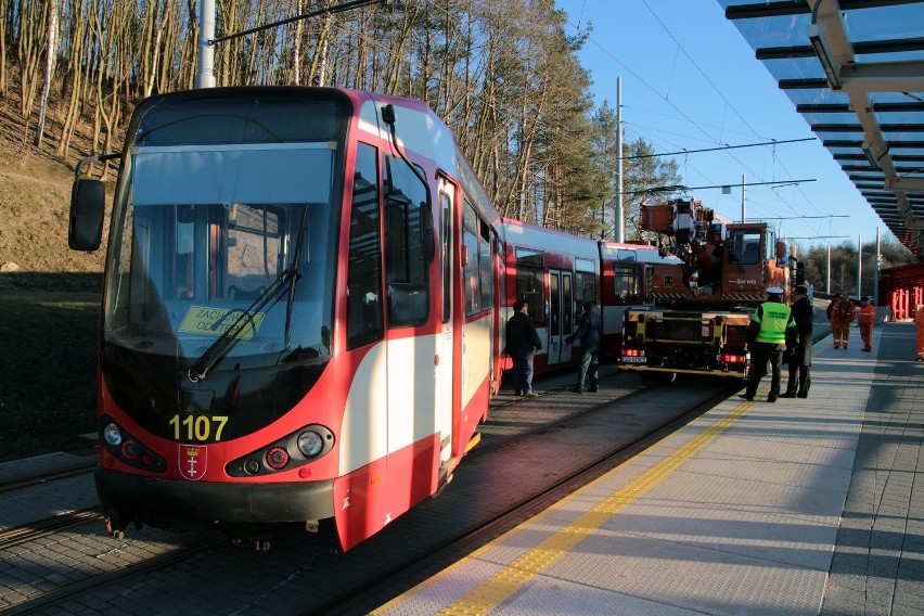 Wykolejony tramwaj przy przystanku Brętowo PKM