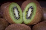 To dzieje się z organizmem, gdy jemy kiwi. Kto powinien unikać tych owoców? 
