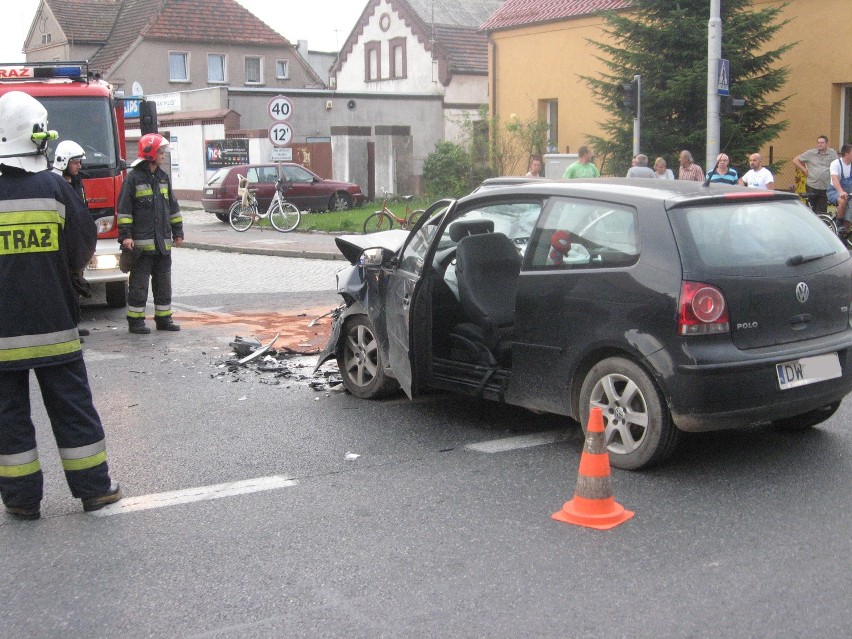 Wypadek w Siechnicach. Trzy osoby poszkodowane, w tym jedna ciężko (ZDJĘCIA)