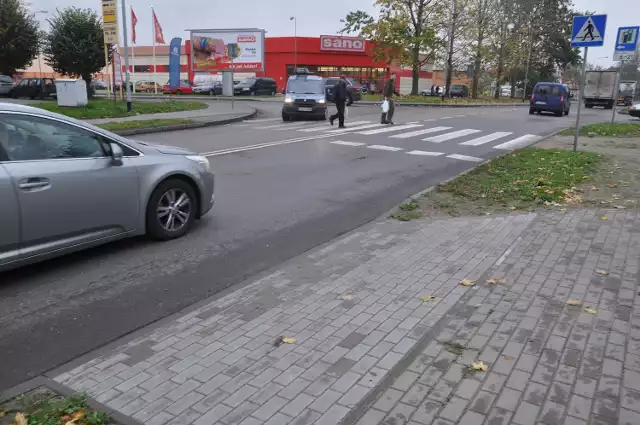Tak obecnie wygląda skrzyżowanie ulic Sikorskiego i Wiśniowej, drogowcy obiecują, że jeszcze w październiku przejście dla pieszych będzie tam gdzie wyznacza je chodnik.