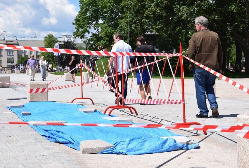 Plac Litewski w Lublinie. Policjanci zniszczyli fragment nowego chodnika (ZDJĘCIA)