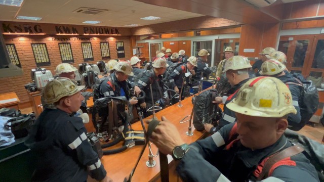 Ratownicy górniczy wznawiają akcję poszukiwawczą siedmiu zaginionych górników w kopalni Pniówek.