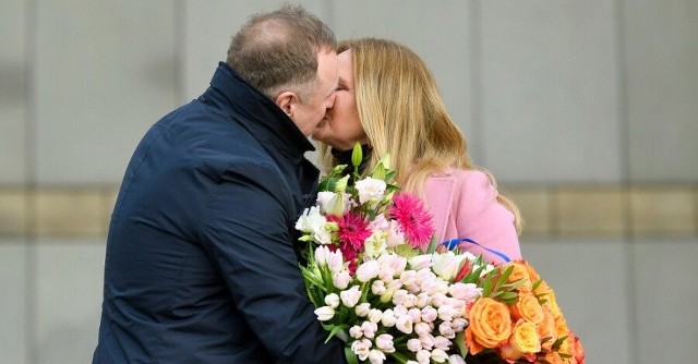 Joanna Kurska pożegnała się z Telewizją Polską. W czwartek, 5 stycznia 2023 roku, był jej ostatni dzień pracy, w którym pożegnała się z ekipą „Pytania na śniadanie". Przed budynkiem TVP na żonę z kwiatami czekał Jacek Kurski!
