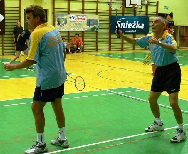 Adam Bunio (z lewej) oraz Antoni Malcharek zdobyli w Zagnańsku medale badmintonowych mistrzostw Polski nauczycieli.