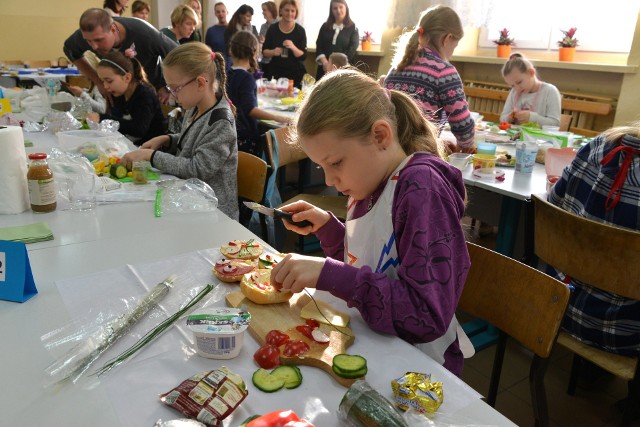 Weronika Kubicka z klasy III A Szkoły Podstawowej numer 12 w Kielcach pieczołowicie dekorowała swoje śniadaniowe kanapki. Zajęła w konkursie drugie miejsce.